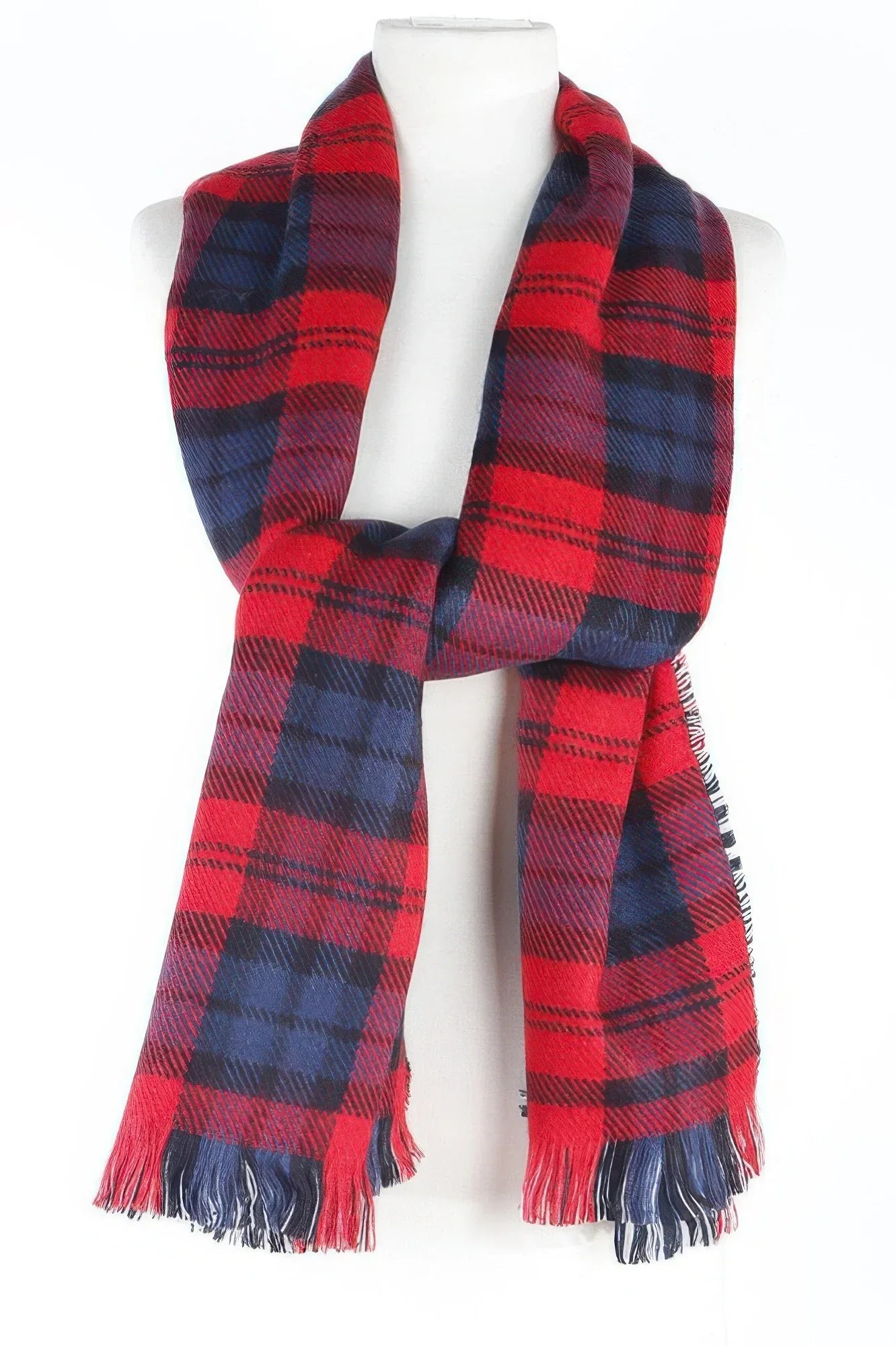 Écharpe à carreaux rouge et bleu avec franges, nœud sur mannequin