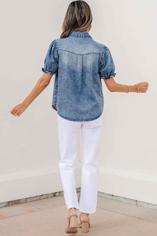 Chemisier en denim bleu, vue dos, manches bouffantes et rangée de boutons.
