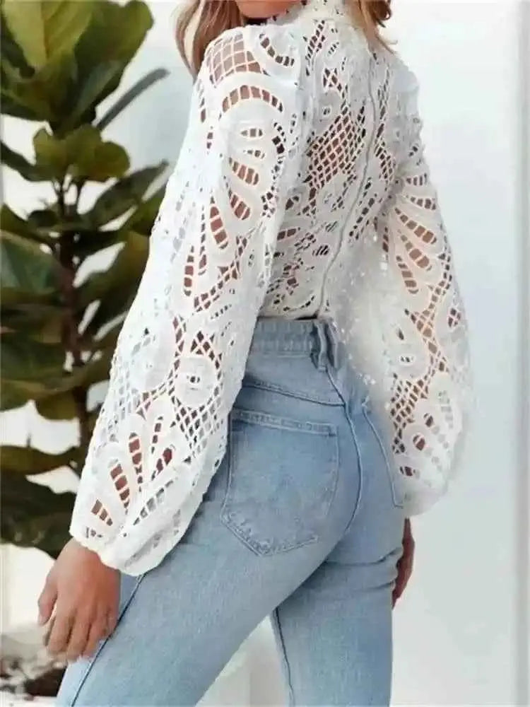 Chemisier femme blanc en dentelle ajourée, manches bouffantes, encolure haute