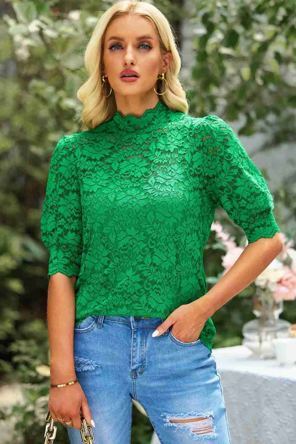 Chemisier en dentelle vert, col montant, manches courtes, motif floral