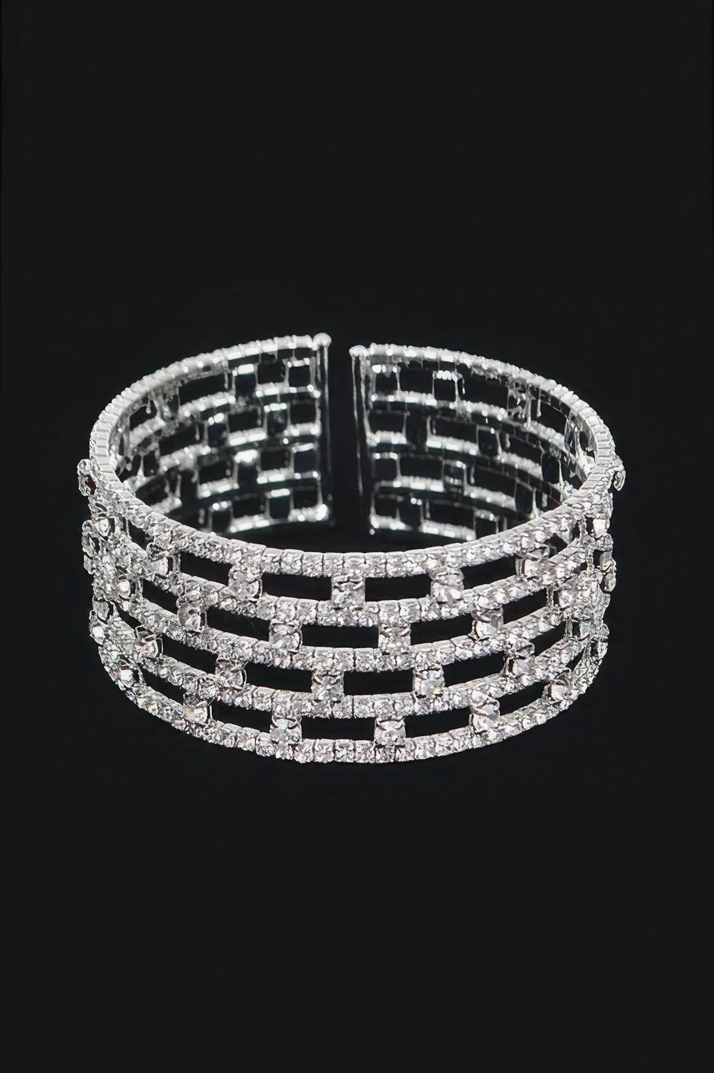 Jonc à strass motif grille, monture argentée, bracelet large ouvert.