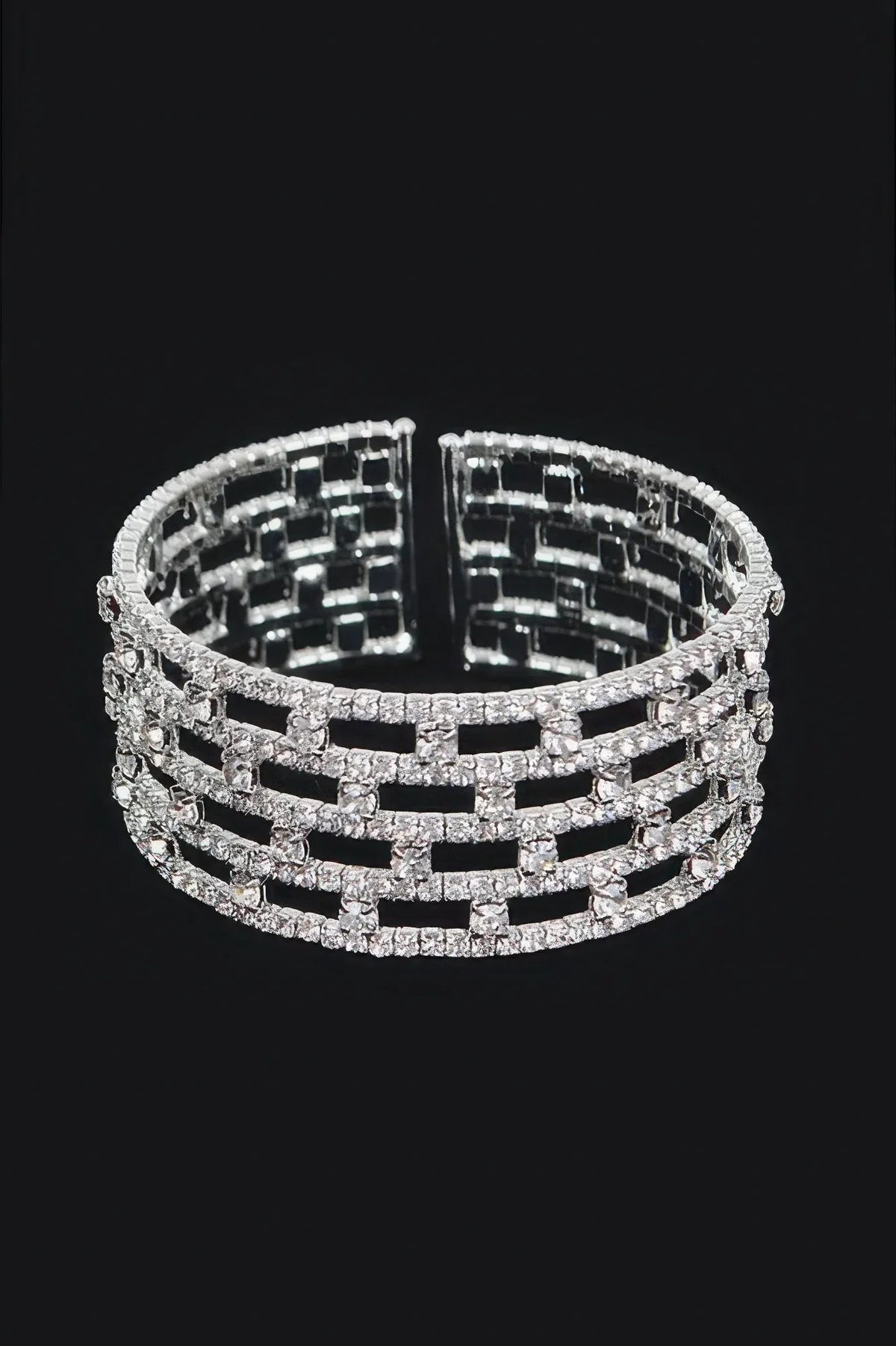 Jonc à strass motif grille, monture argentée, bracelet large ouvert.