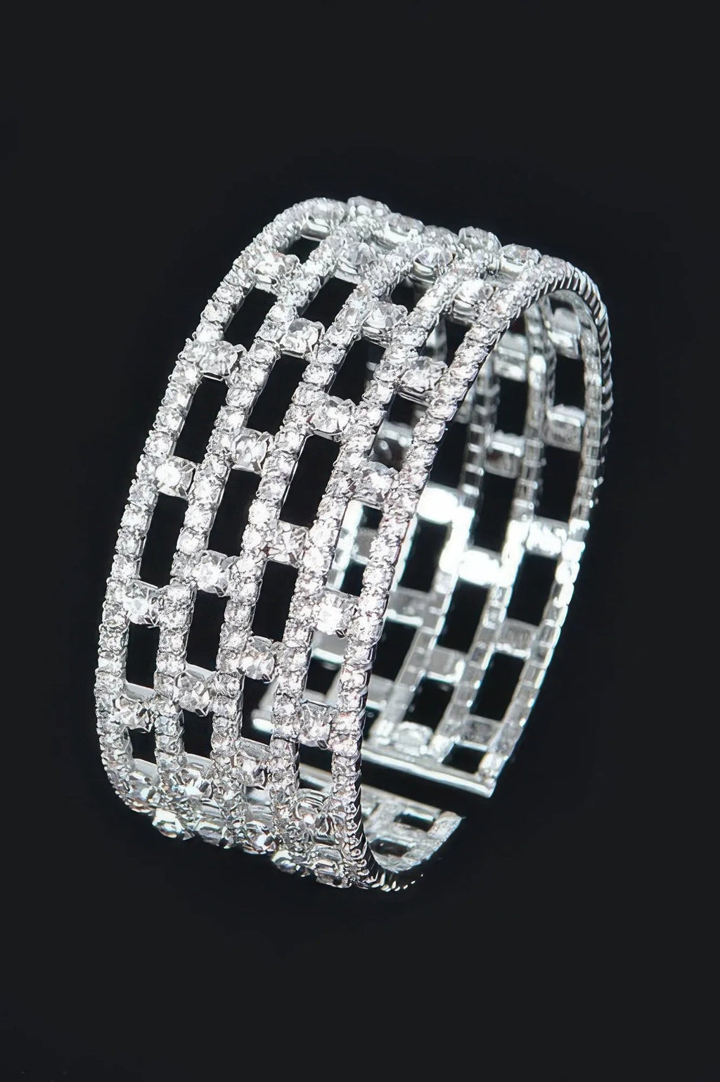 Jonc à strass motif grille, monture argentée, vue en angle sur le dessus.