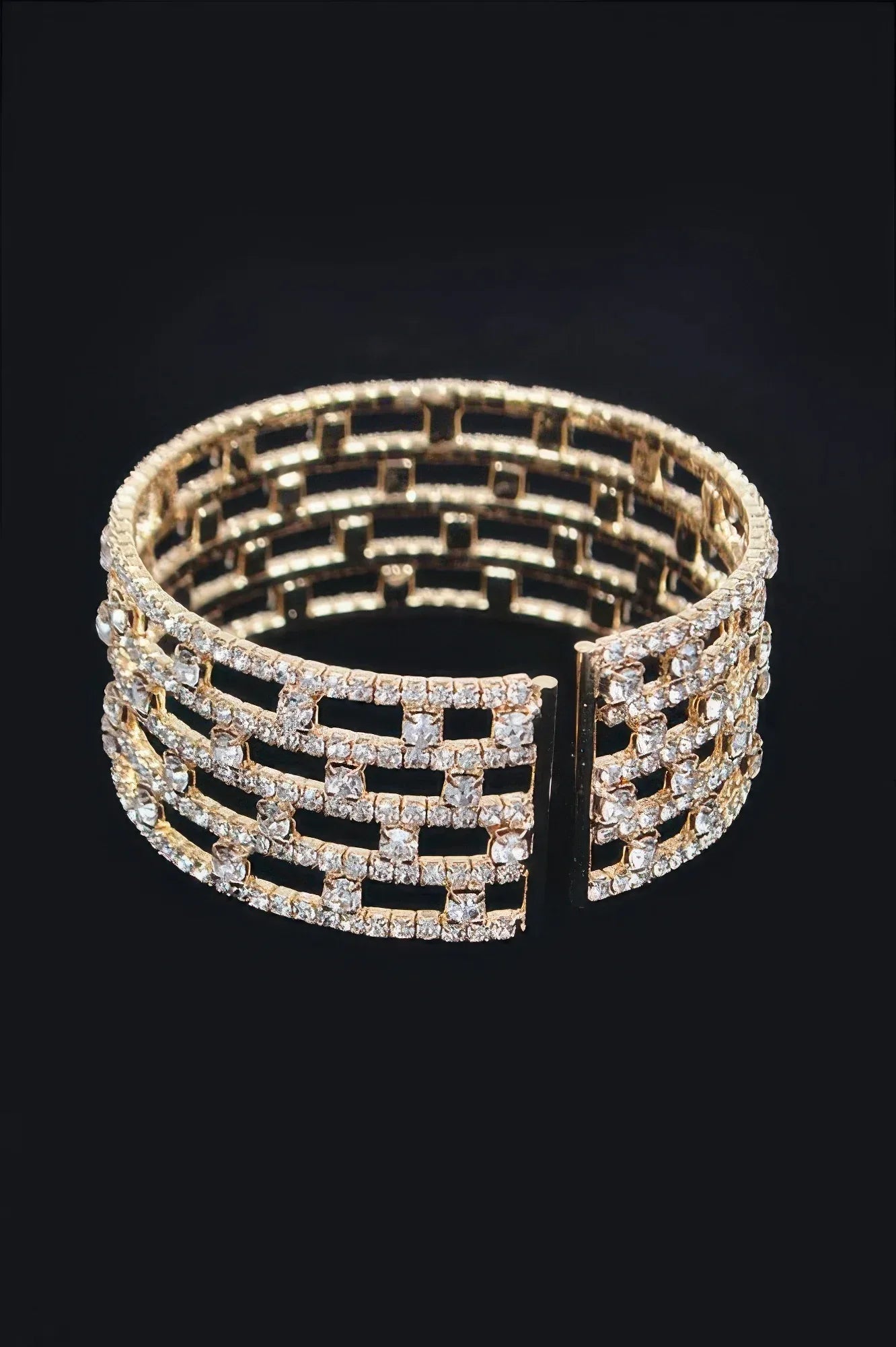 Jonc à strass motif grille, monture dorée, vue de dessus ouverte.