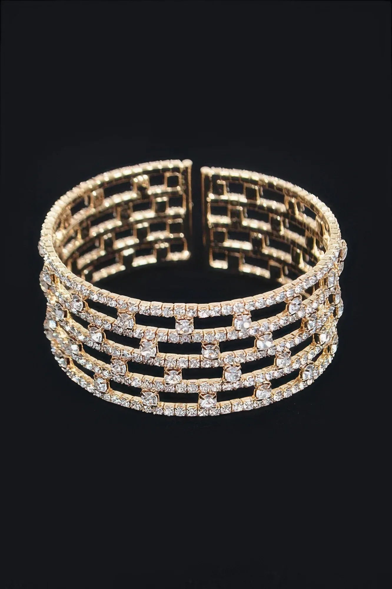 Jonc à strass motif grille, monture dorée, bracelet large.