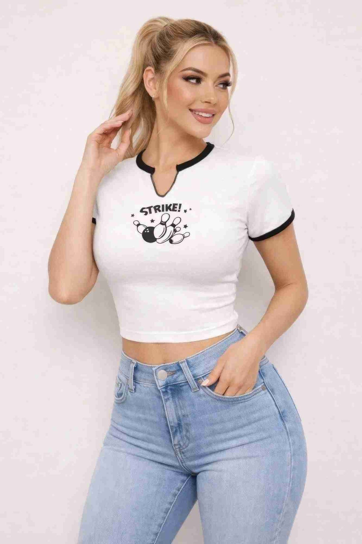 Top court femme coton stretch blanc, col noir et imprimé graphique Strike