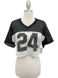 Haut court en jersey mesh noir, encolure V, manches courtes, numéro 24 blanc sur l’avant