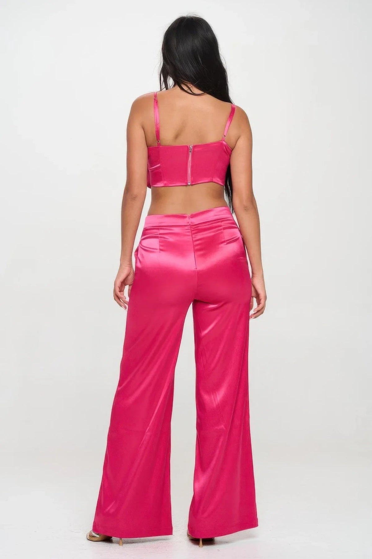 Ensemble top court et pantalon évasé satin magenta, vue de dos, bretelles fines