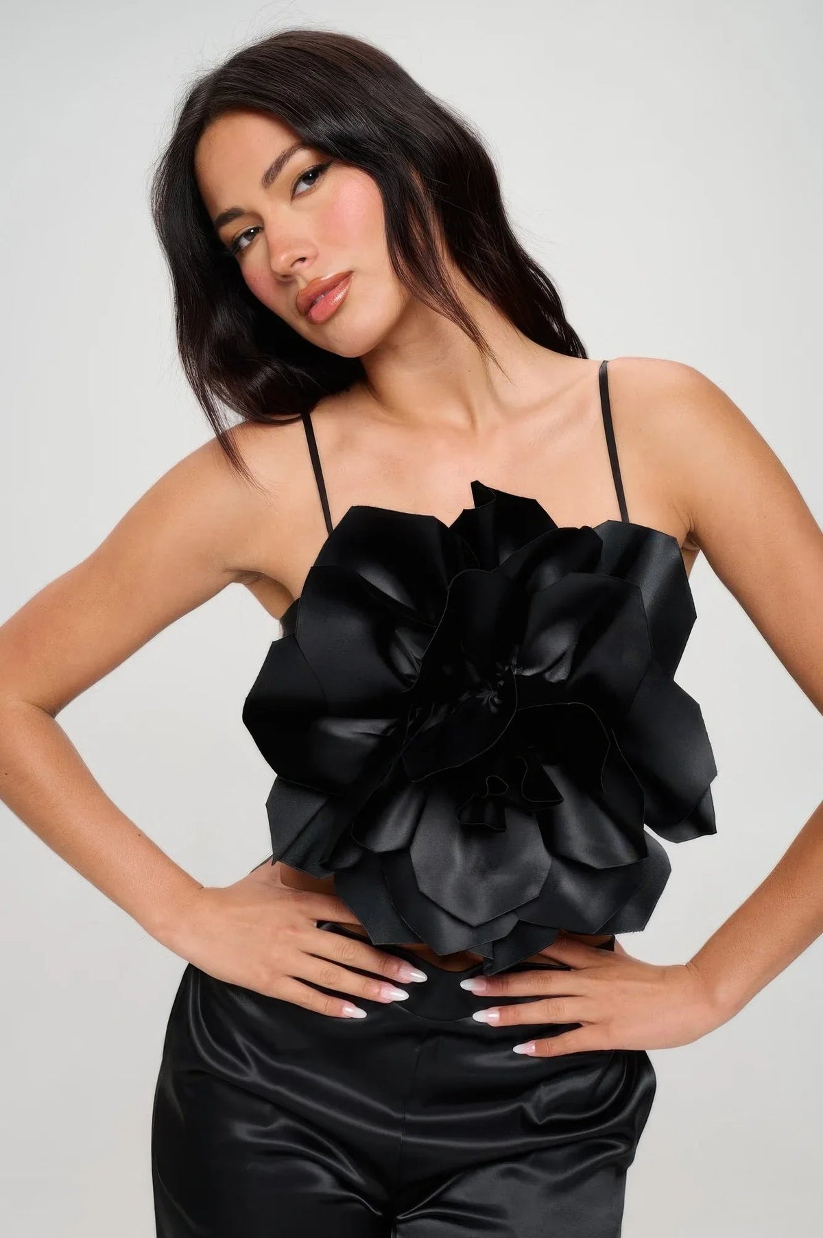 Top court satiné noir avec grande fleur 3D noire, bretelles fines