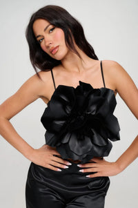 Top court satiné noir avec grande fleur 3D noire, bretelles fines