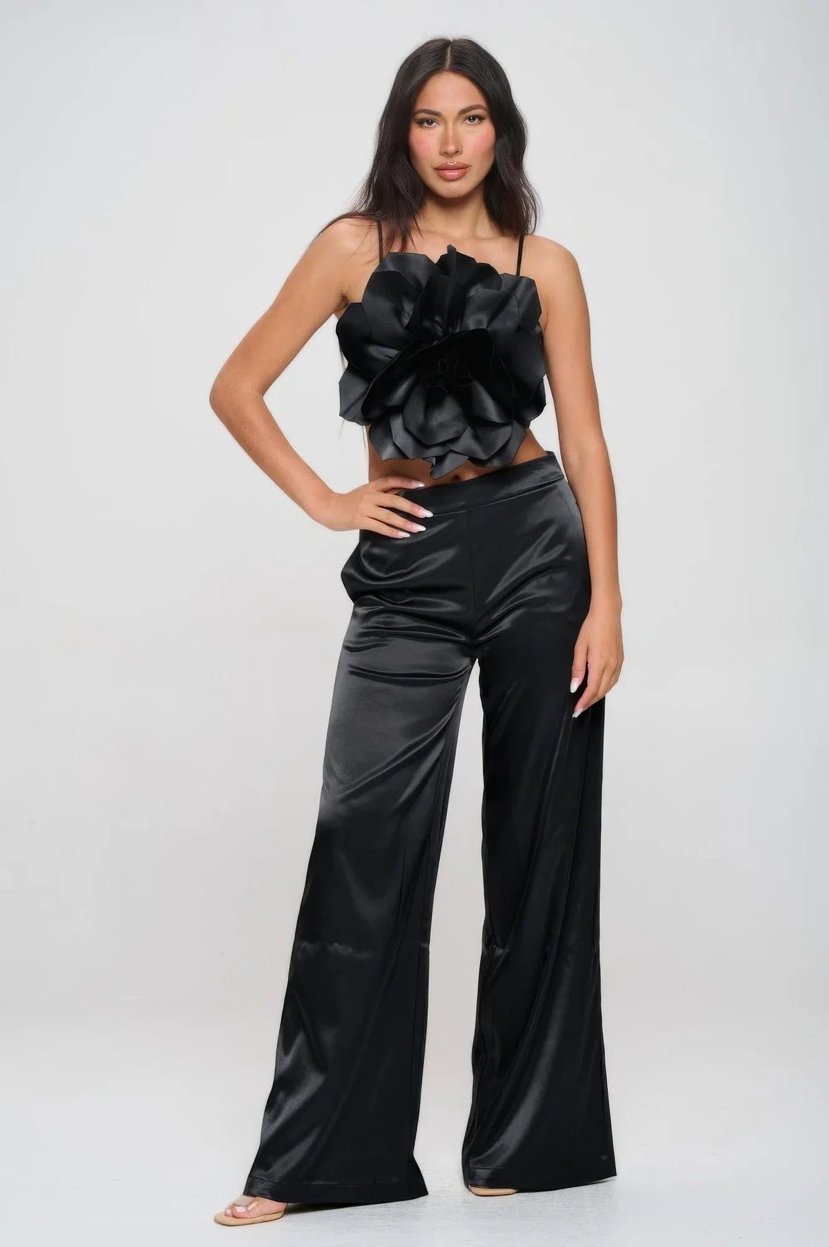 Ensemble top court et pantalon évasé satiné noir, grande fleur 3D noire sur le buste