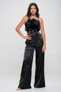 Ensemble top court et pantalon évasé satiné noir, grande fleur 3D noire sur le buste