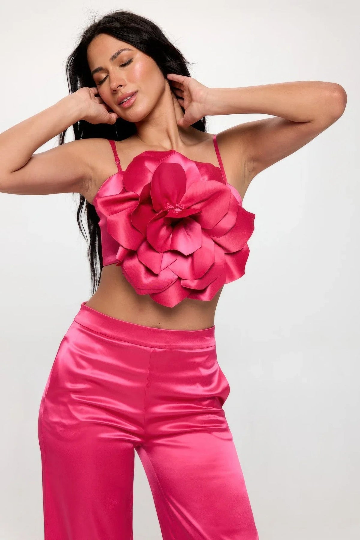 Top court satin magenta avec grande fleur 3D rose, bretelles fines