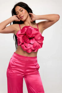 Top court satin magenta avec grande fleur 3D rose, bretelles fines
