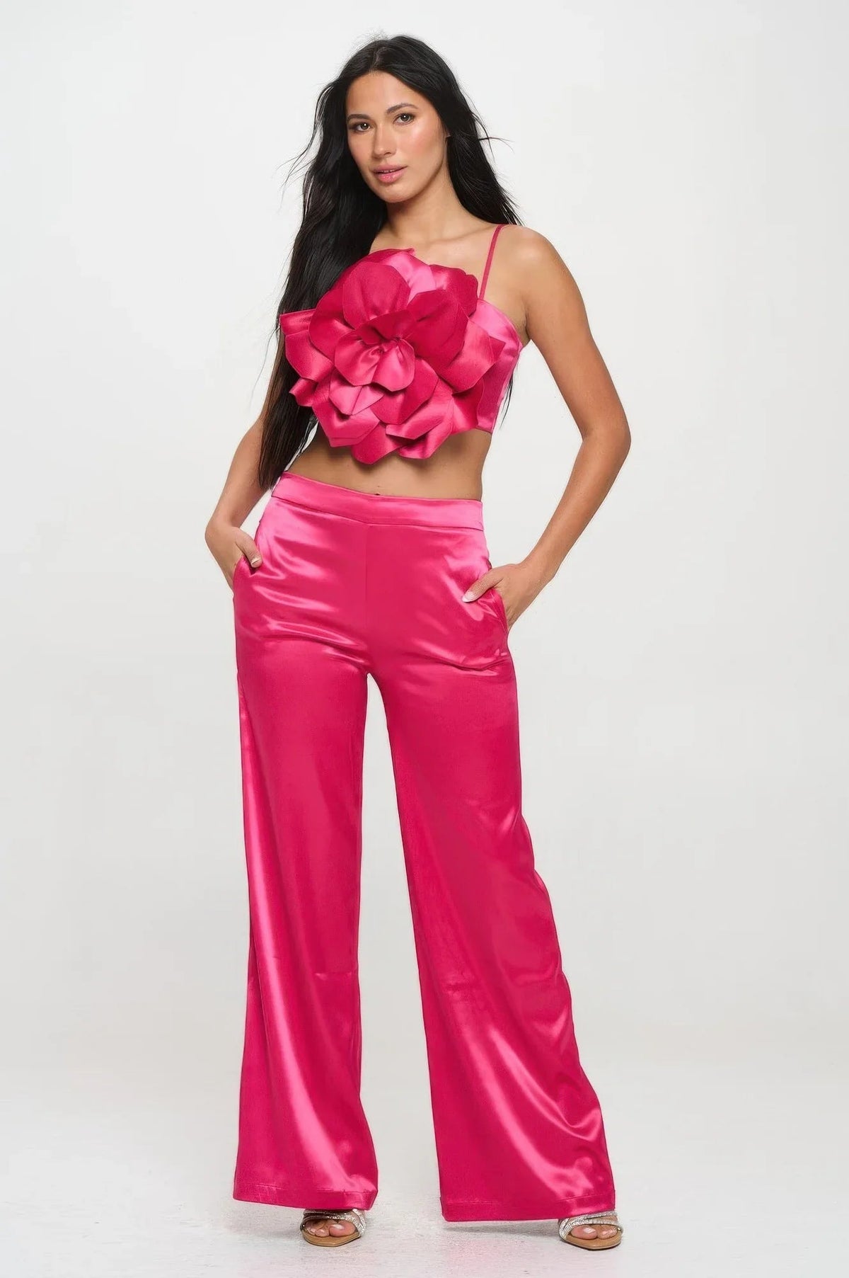 Ensemble top court et pantalon évasé satin magenta, grande fleur 3D sur le buste