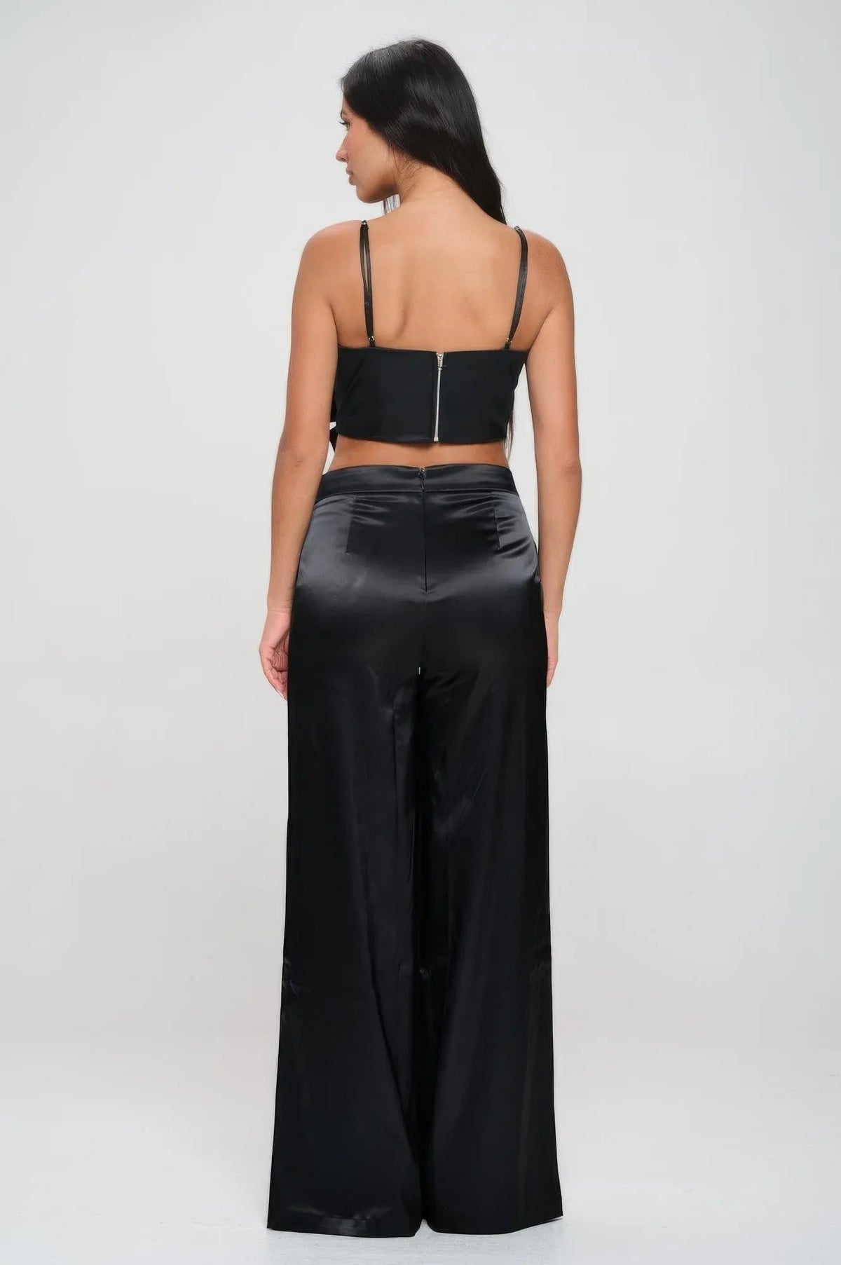 Ensemble top court et pantalon évasé satiné noir, vue de dos, bretelles fines