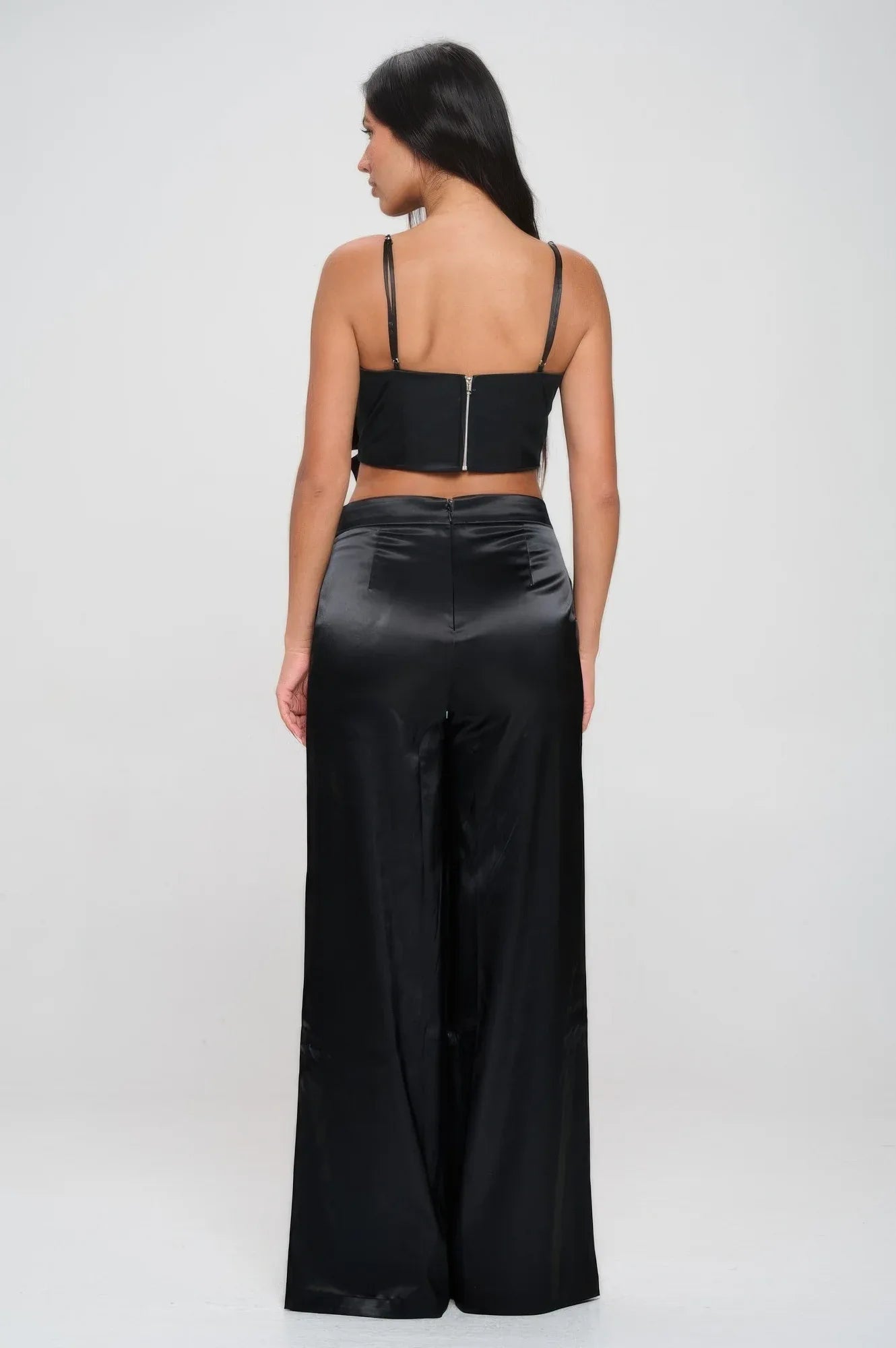 Ensemble top court et pantalon évasé satiné noir, vue de dos, bretelles fines