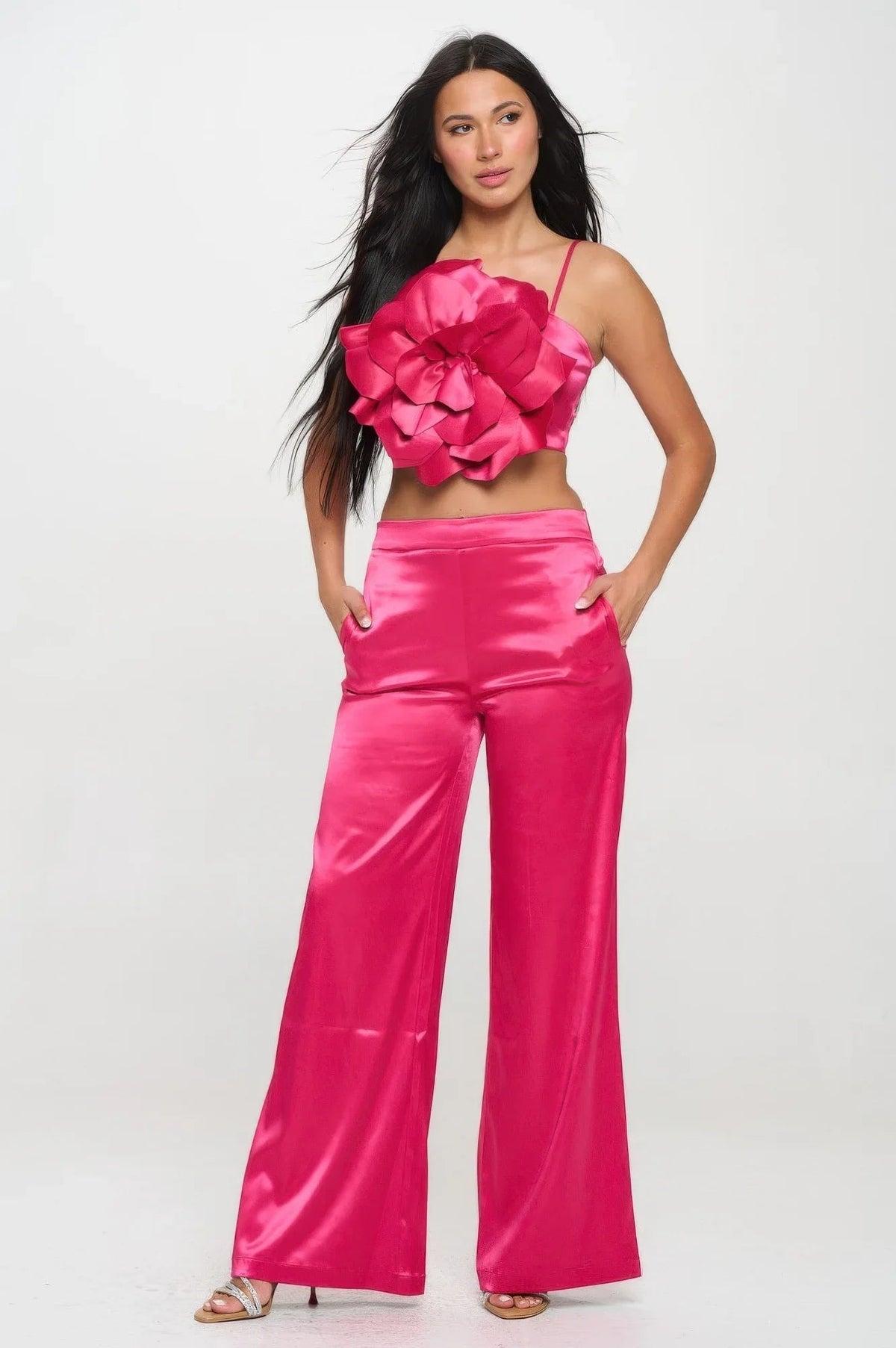 Ensemble top court et pantalon évasé satin magenta, fleur 3D sur le devant, bretelles fines