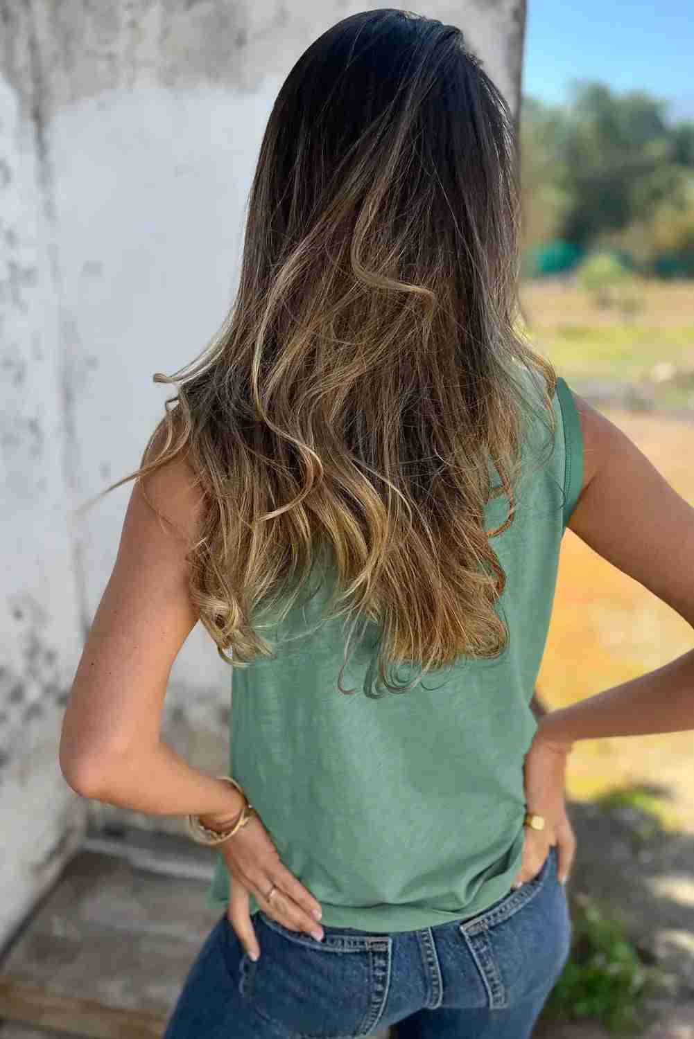 Débardeur femme vert brume col rond au dos, sans manches