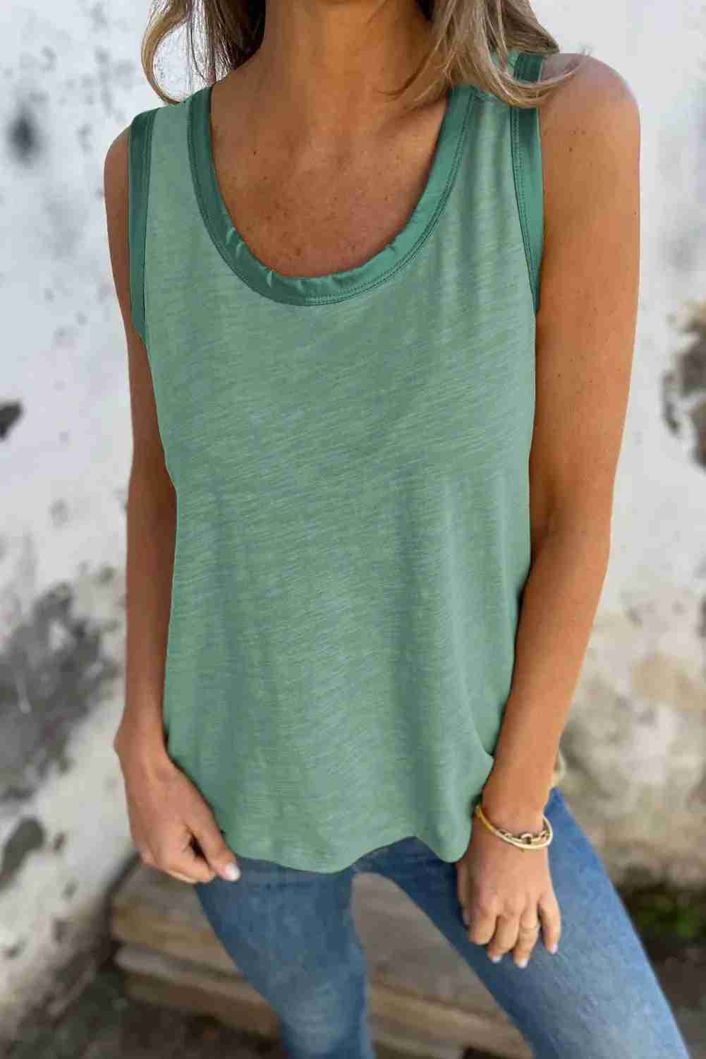 Débardeur femme vert brume col rond sans manches, décolleté rond