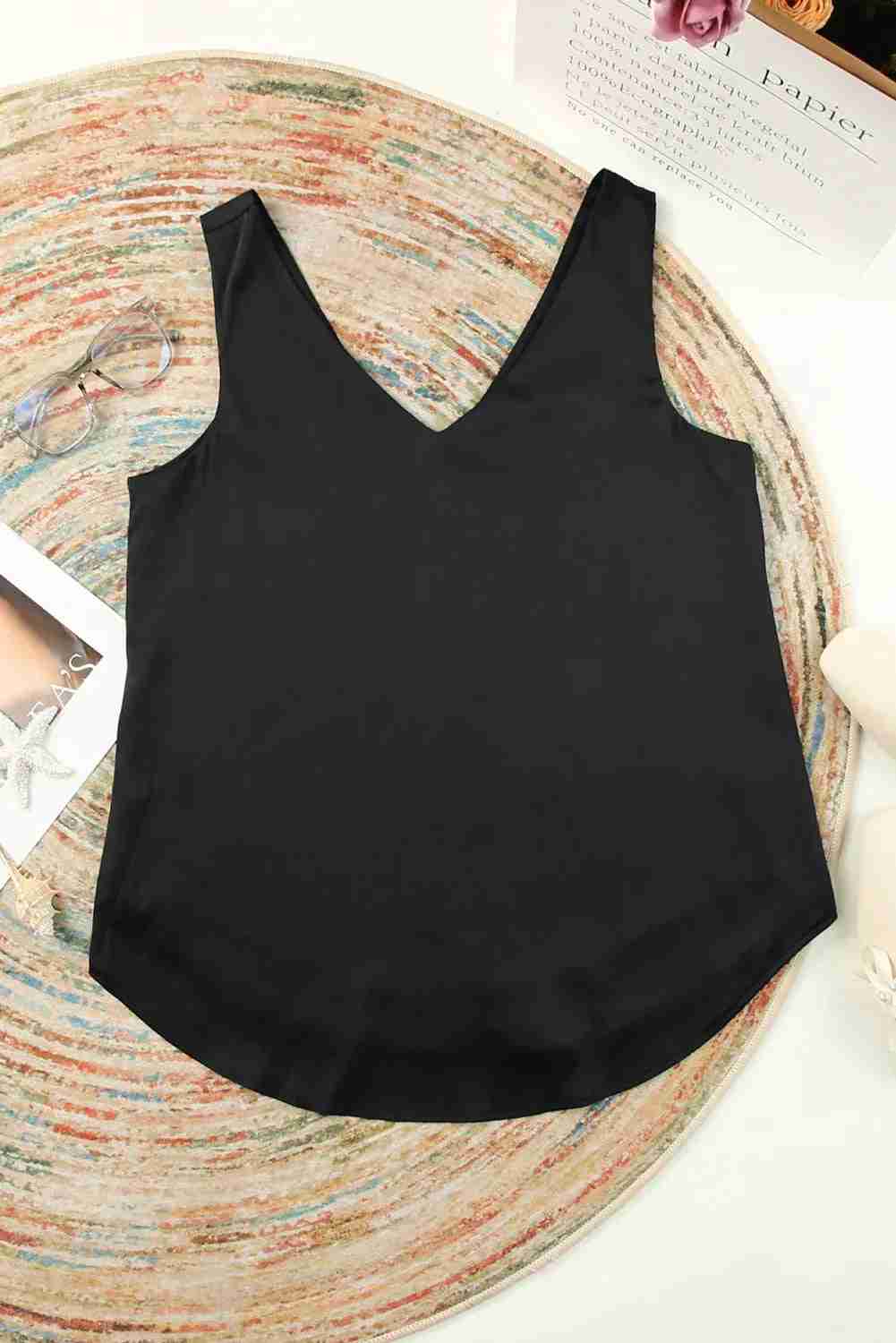 Débardeur noir femme vue à plat, encolure V, sans manches, bas arrondi.