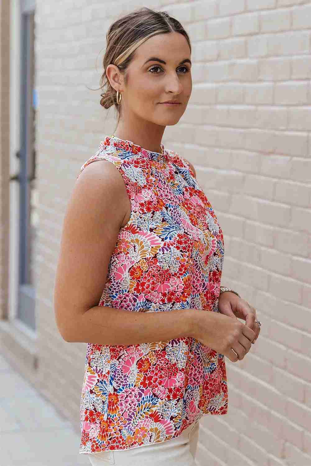 Débardeur femme sans manches motif floral rouge, bleu et rose, col montant