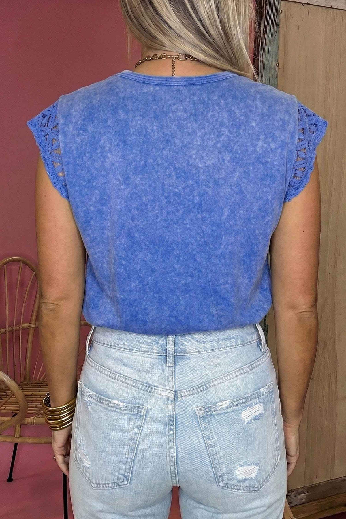 T-shirt femme bleu ciel, dos uni et manches à dentelle, encolure ronde