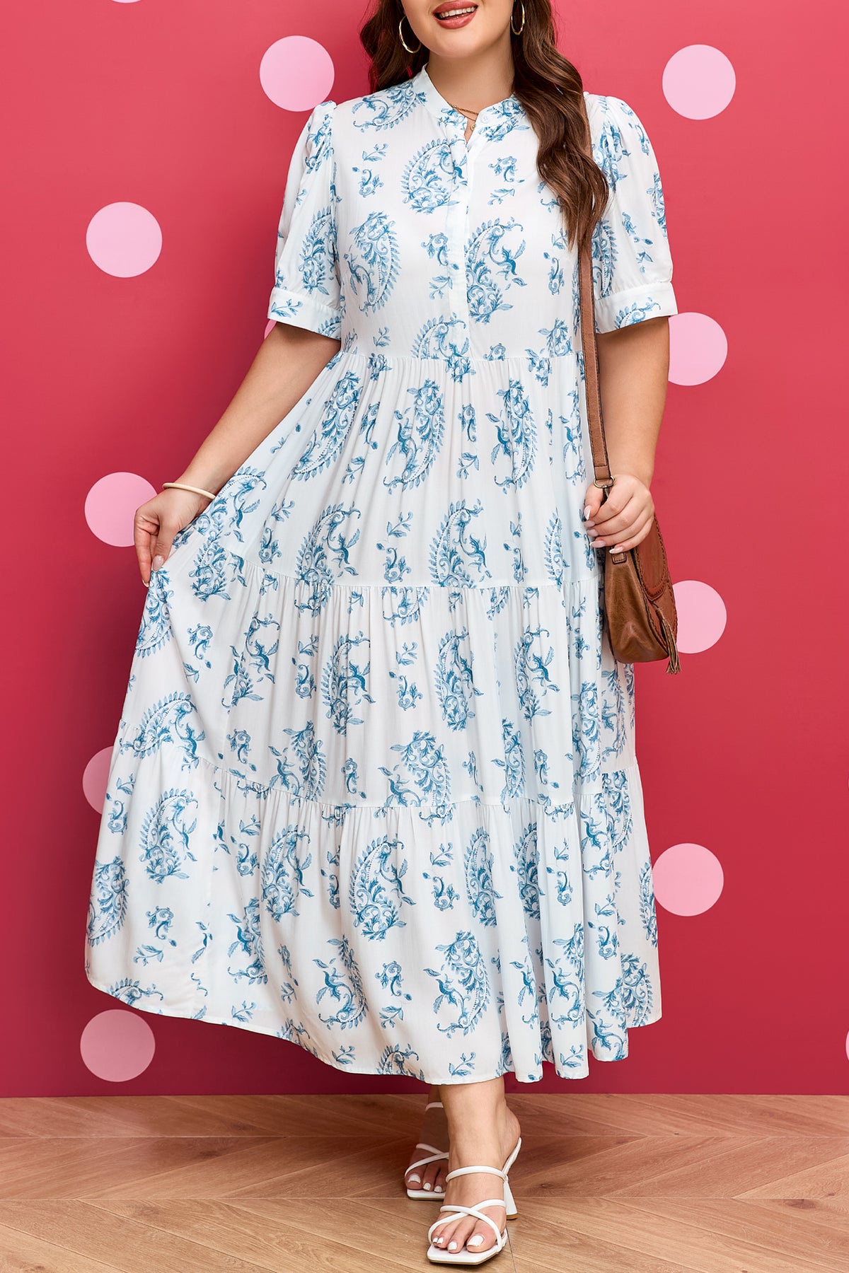 Robe maxi bleu ciel florale bohème, encolure boutonnée, plis à la taille et manches bouffantes.