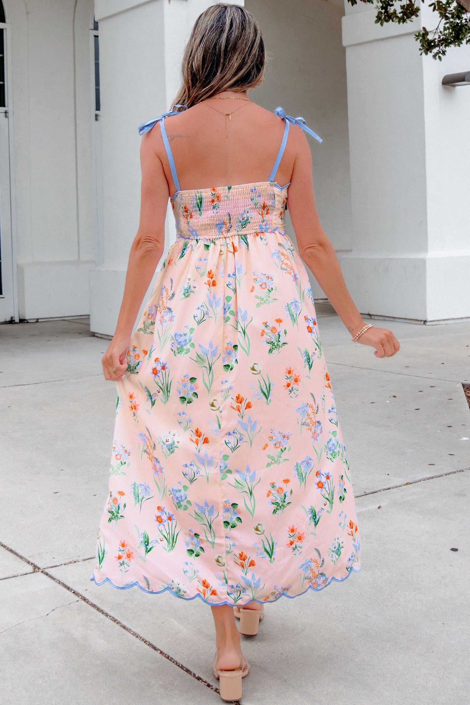 Robe midi florale à bretelles vue de dos, taille haute froncée, jupe évasée