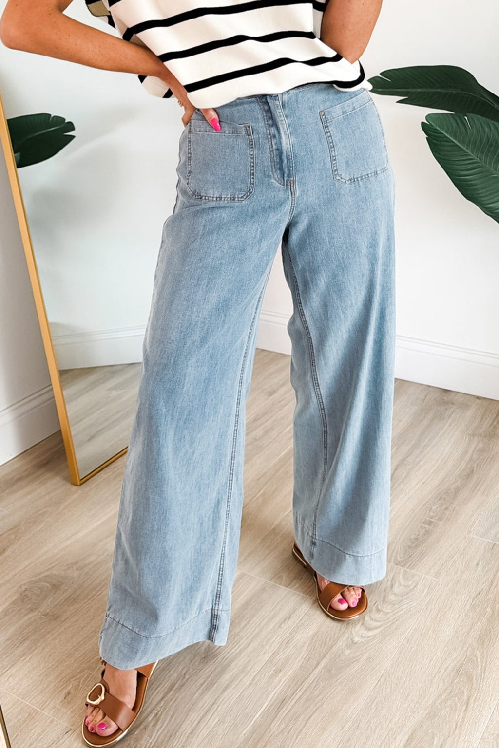 Jean en denim bleu clair à jambe ample, ourlet long, poches avant