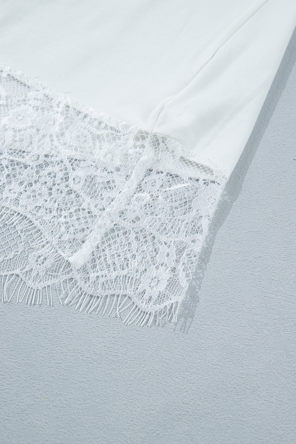 Emplacement dentelle florale sur l’ourlet du haut femme blanc