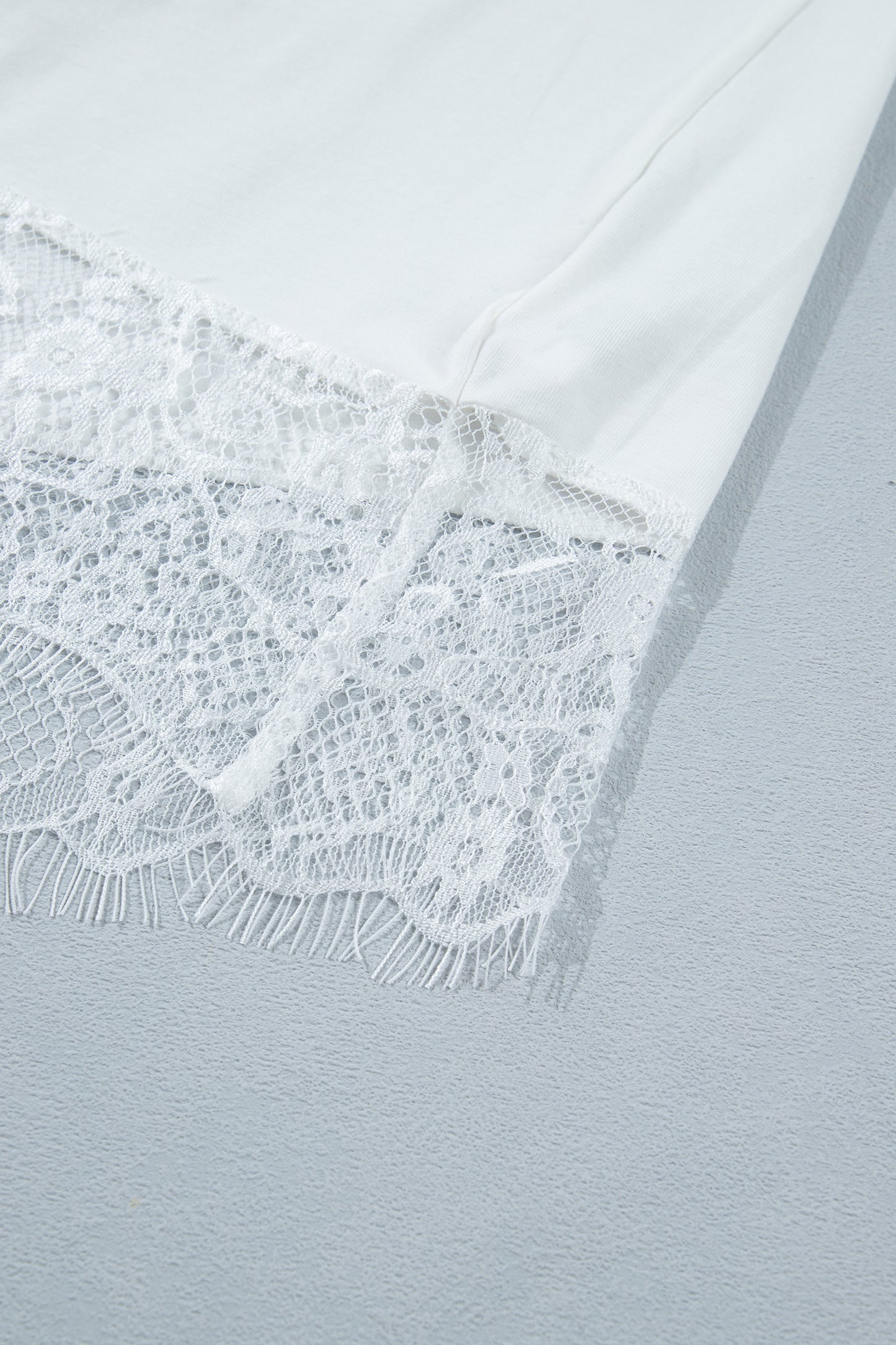 Dentelle blanche florale en bord d’ourlet asymétrique