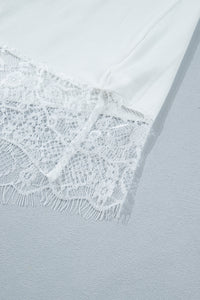 Emplacement dentelle florale sur l’ourlet du haut femme blanc