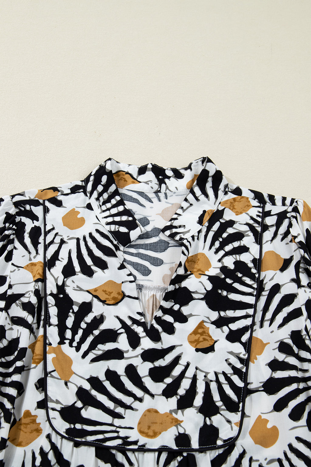 Haut de robe à col V, manches longues, motifs floraux abstraits noir/blanc/ocre