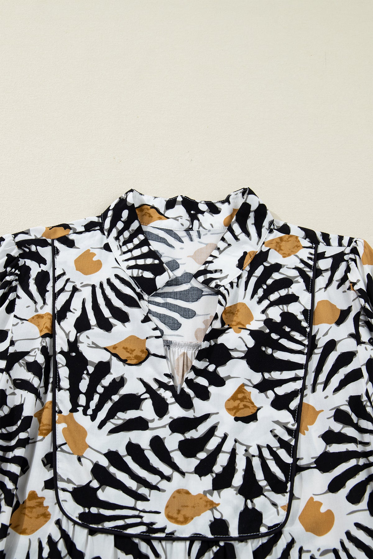 Haut de robe à col V, manches longues, motifs floraux abstraits noir/blanc/ocre