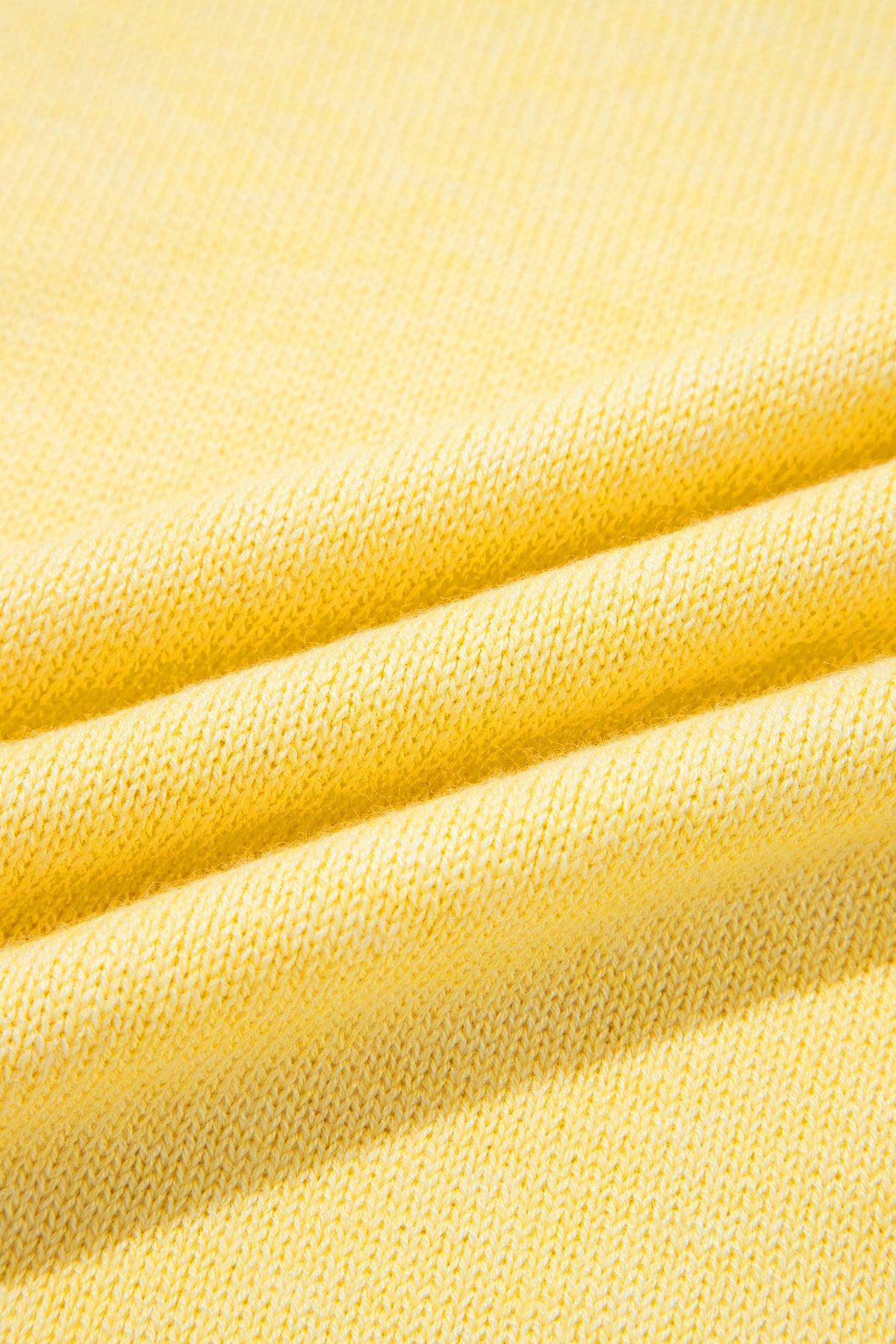 Texture rapprochée de la maille du haut sans manches jaune, lignes tissées.