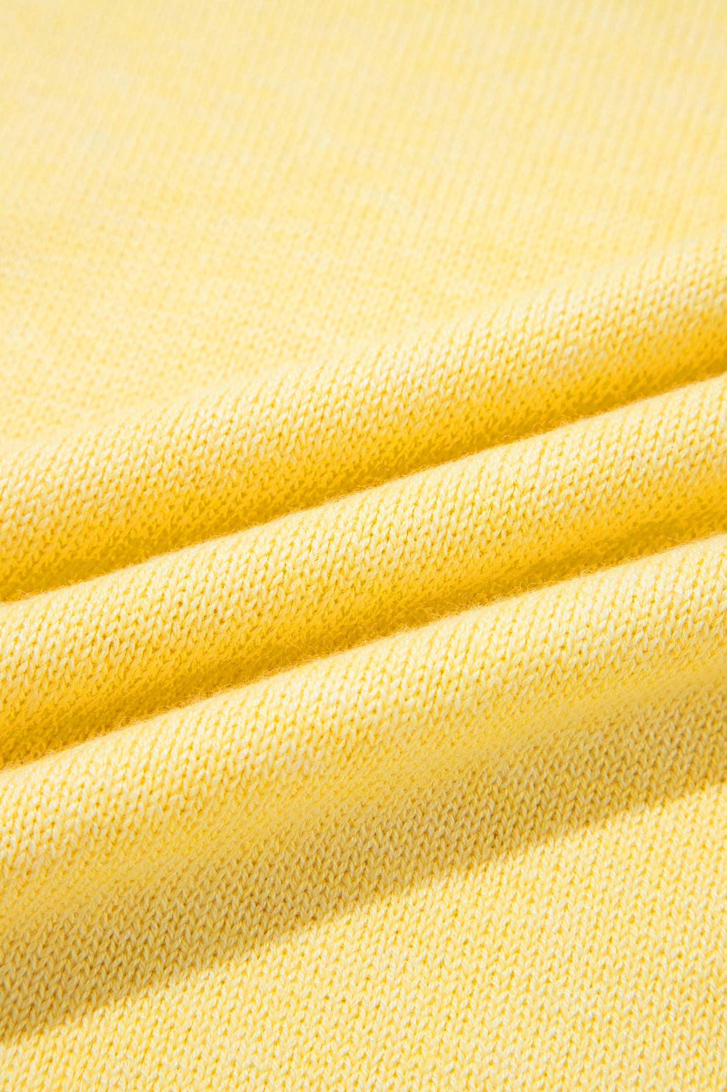Texture rapprochée de la maille du haut sans manches jaune, lignes tissées.