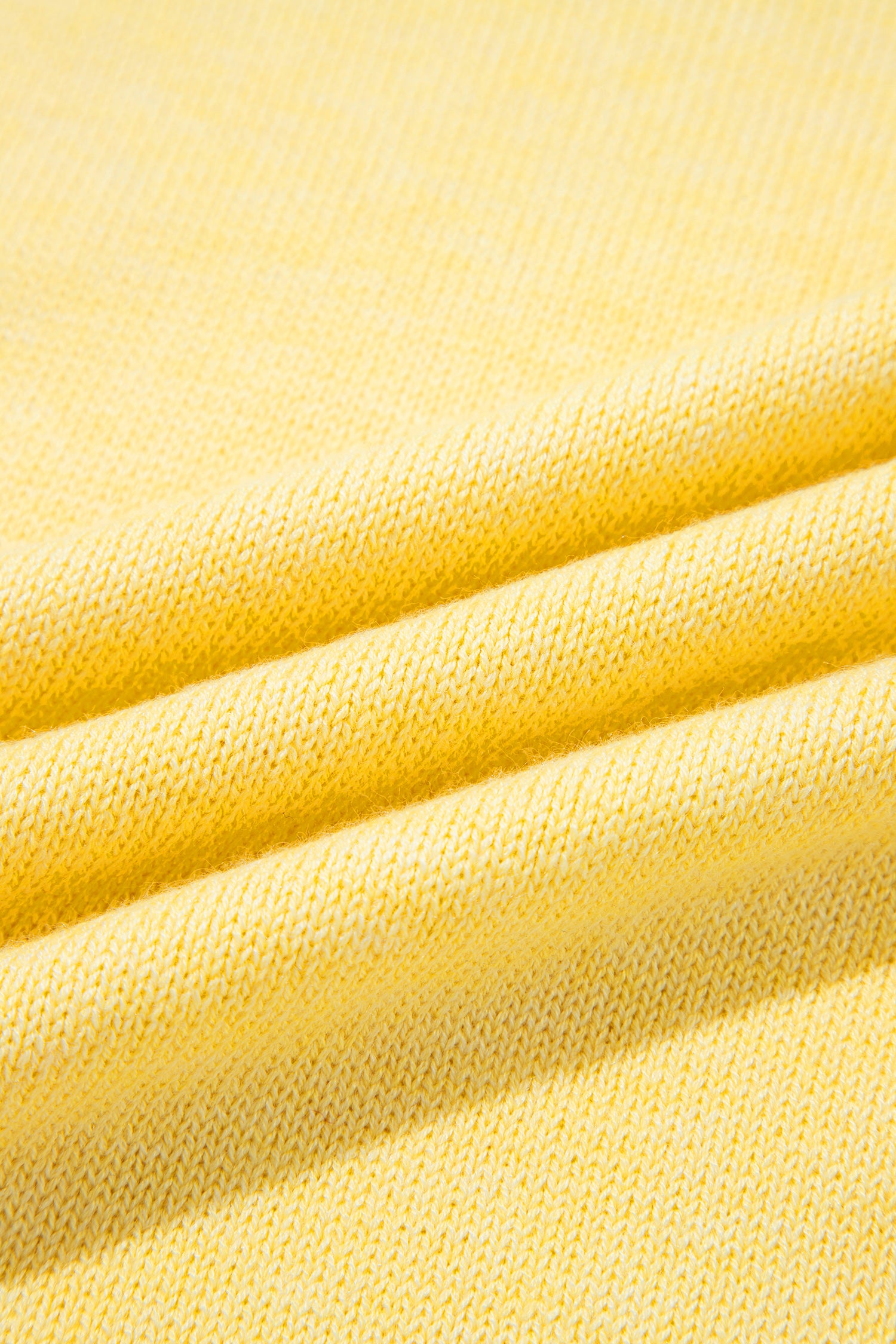 Texture rapprochée de la maille du haut sans manches jaune, lignes tissées.