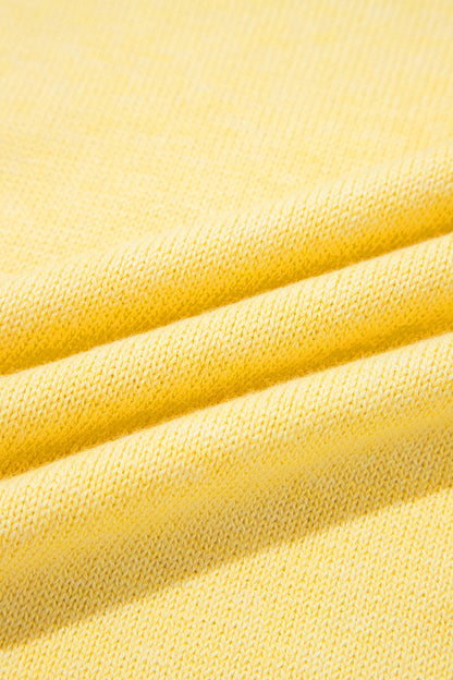 Texture rapprochée de la maille du haut sans manches jaune, lignes tissées.