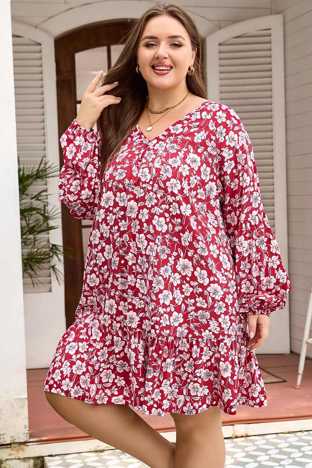 Robe courte rouge à fleurs, encolure en V, manches bouffantes, tissu froncé en bas