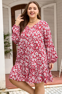 Robe courte rouge à fleurs, encolure en V, manches bouffantes, tissu froncé en bas