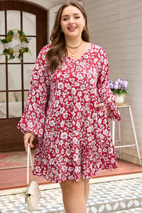 Robe courte rouge à fleurs, manches longues bouffantes, encolure en V, volantée