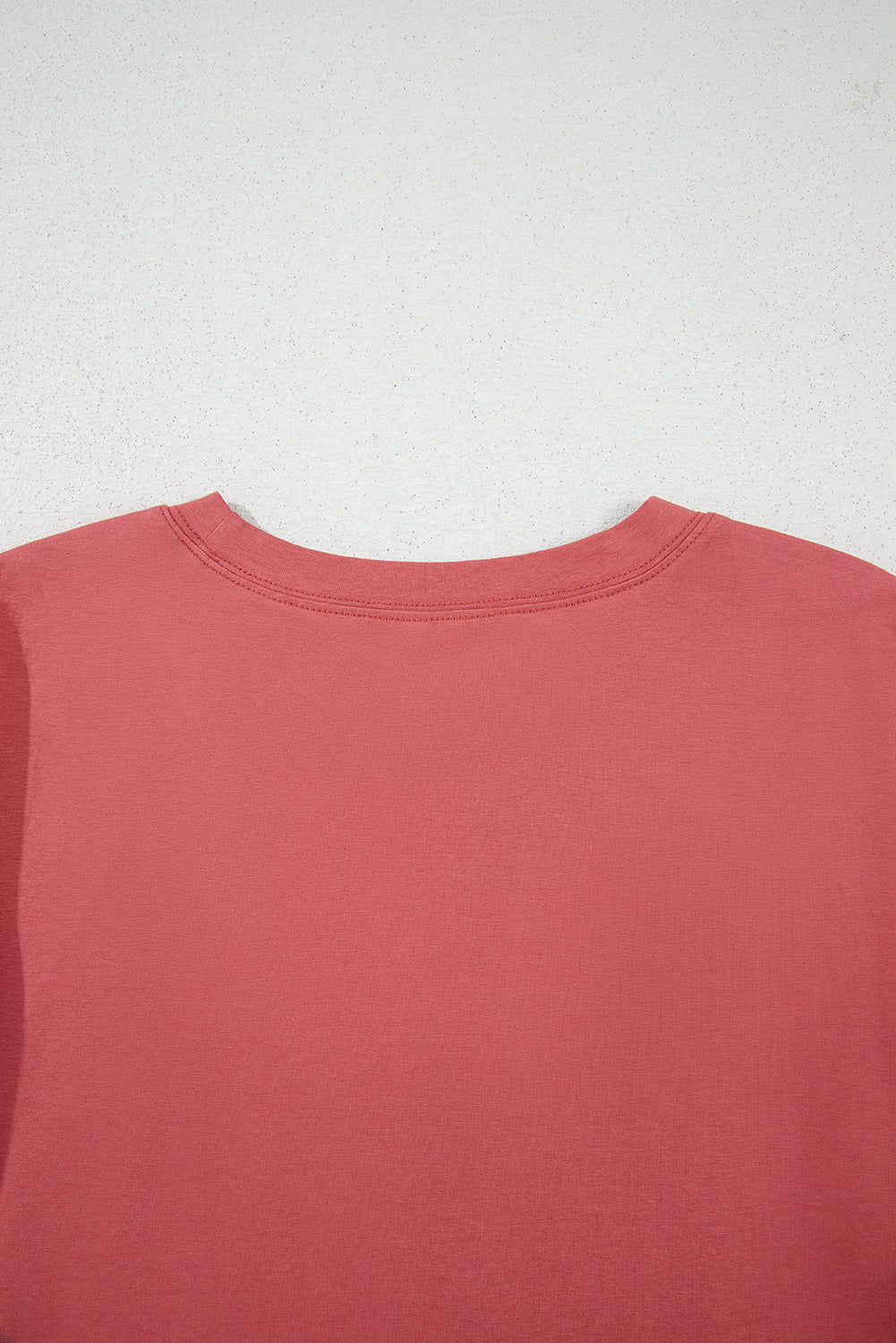 T-shirt rouge mineral uni au dos, col rond et couture d’épaule visibles