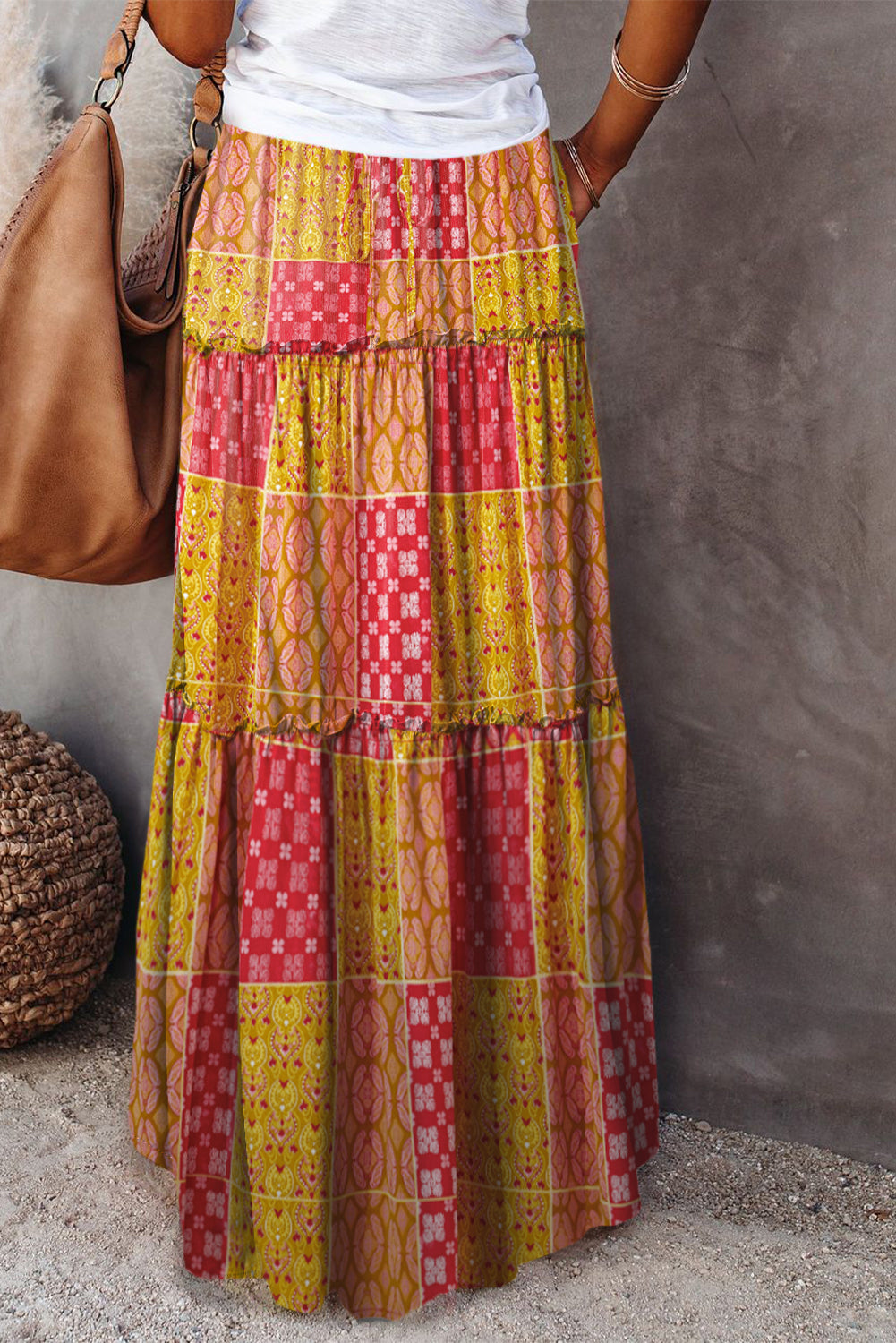Jupe longue à volants jaune et rouge à motifs géométriques, plis étagés