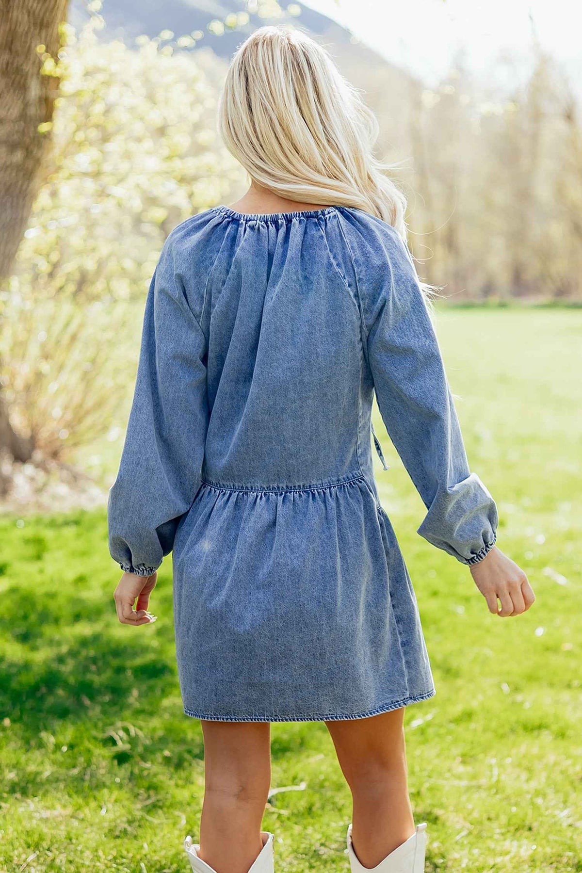 Robe en jean bleu denim pour femme, dos boutonné, manches bouffantes et taille froncée