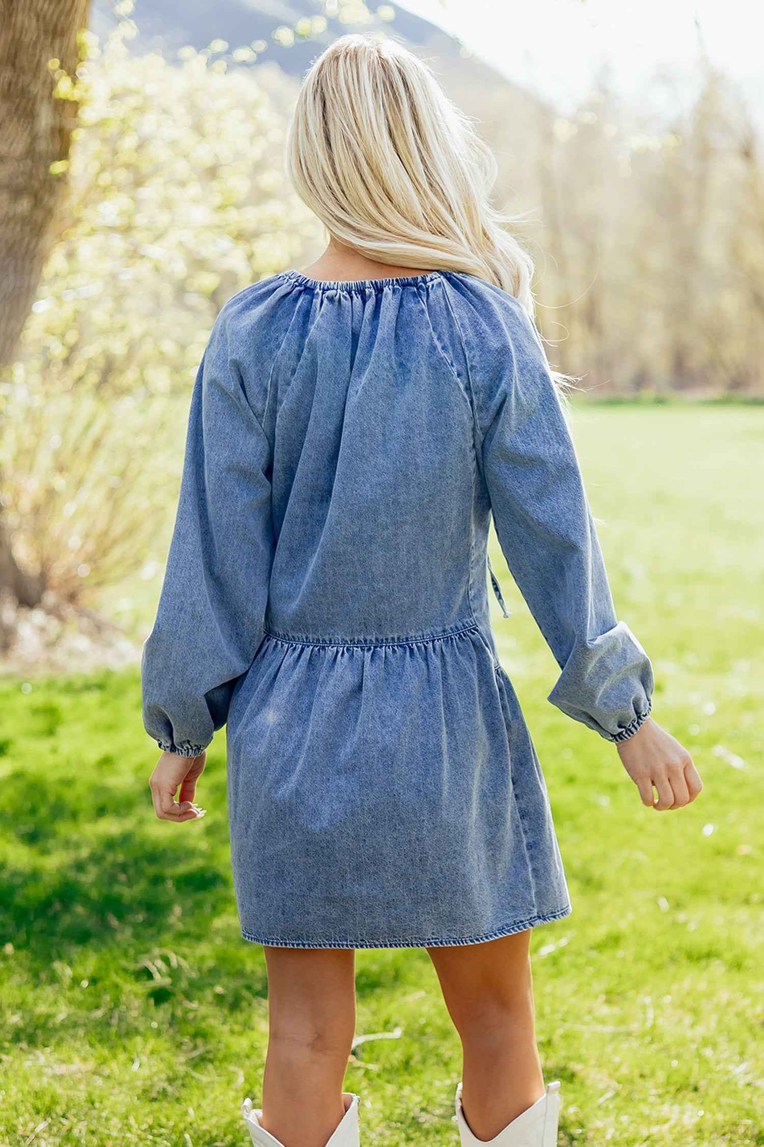 Robe en jean bleu denim pour femme, dos boutonné, manches bouffantes et taille froncée