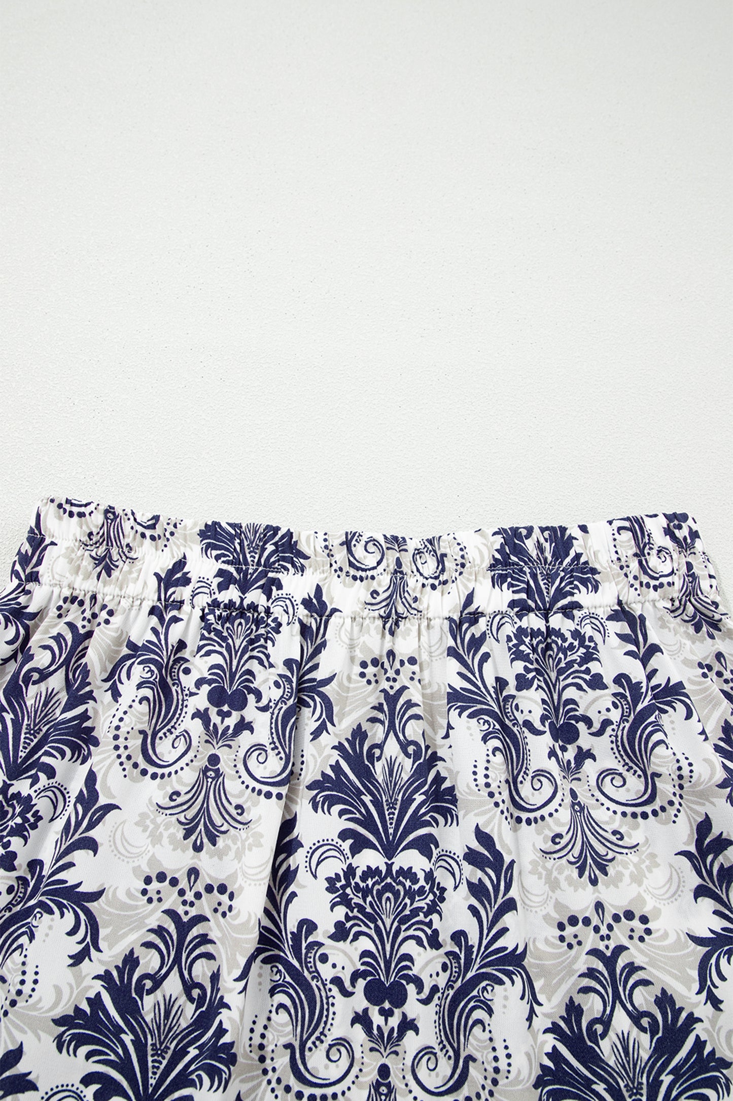 Jupe longue bleu et blanc à imprimé baroque floral, bas froncé.