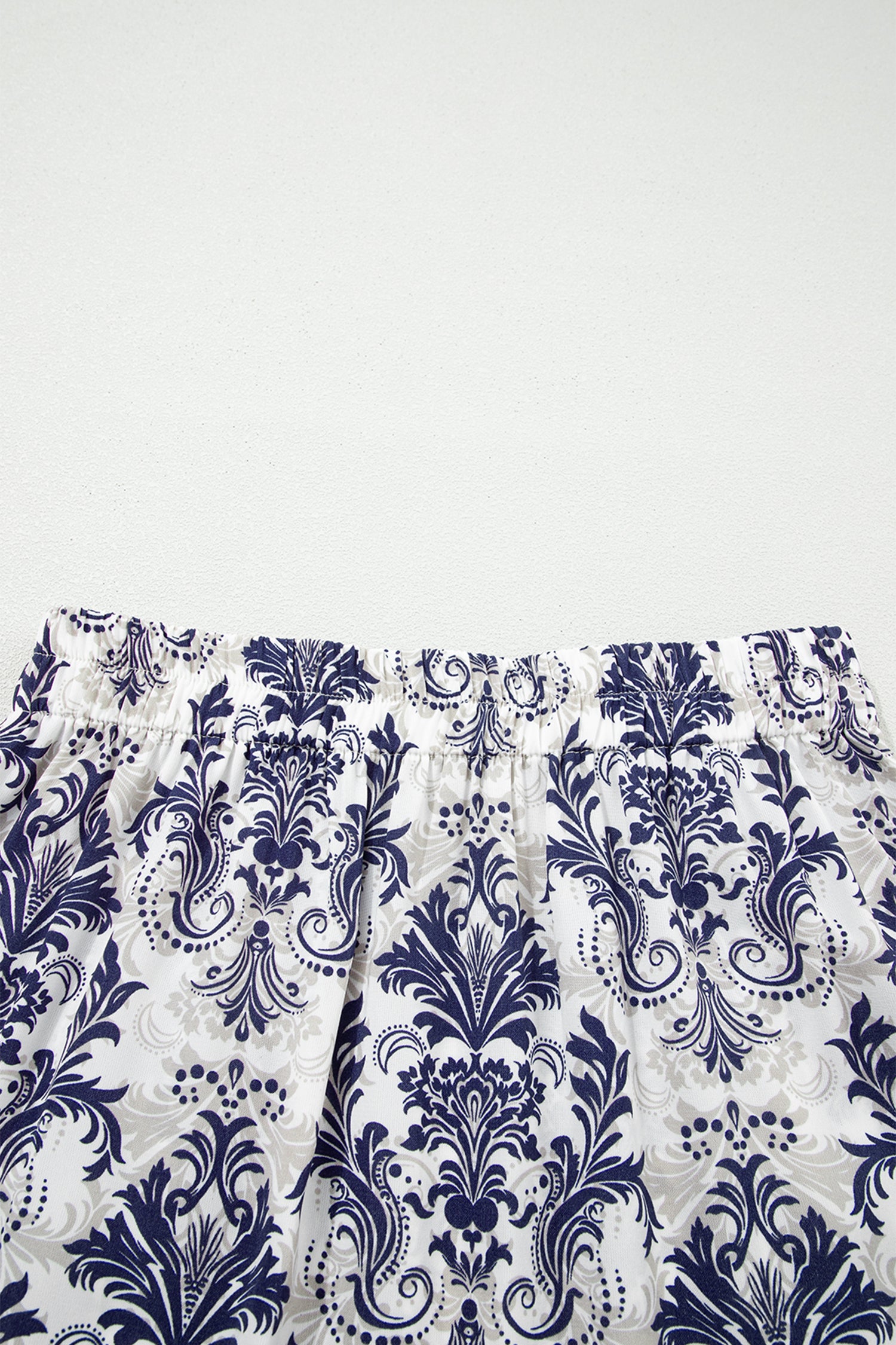 Jupe longue bleu et blanc à imprimé baroque floral, bas froncé.