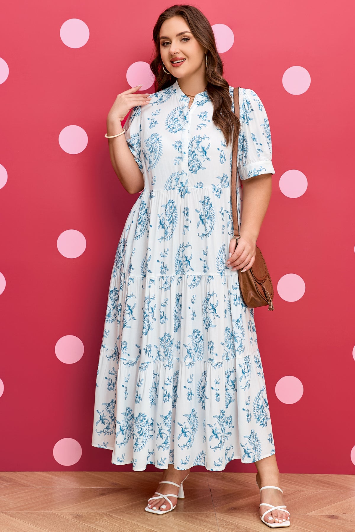 Robe ample bleu ciel à motifs floraux, col haut boutonné, silhouette évasée.