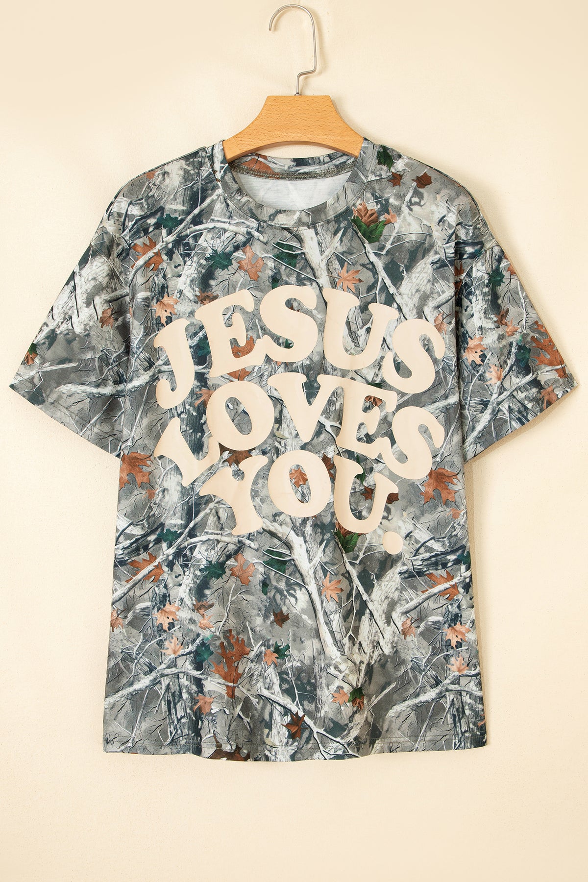 T-shirt gris clair à imprimé « JESUS LOVE » sur fond abstrait, manches courtes